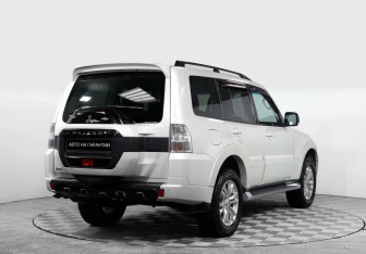 Подержанный автомобиль Mitsubishi Pajero 2015 года (4 фото)