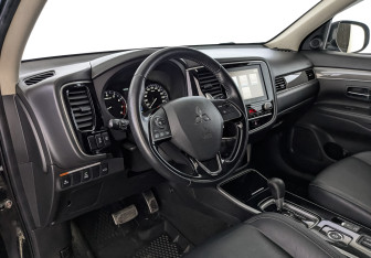 Подержанный автомобиль Mitsubishi Outlander 2020 года (15 фото)