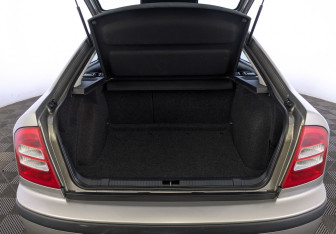 Подержанный автомобиль Skoda Octavia Liftback 2010 года (10 фото)