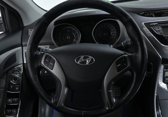 Подержанный автомобиль Hyundai Elantra Sedan 2012 года (10 фото)