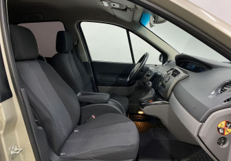 Подержанный автомобиль Renault Scenic 2007 года (17 фото)