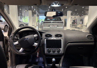 Подержанный автомобиль Ford Focus Sedan 2006 года (8 фото)