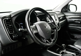 Подержанный автомобиль Mitsubishi Outlander 2017 года (8 фото)