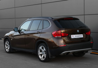 Подержанный автомобиль BMW X1 2011 года (7 фото)