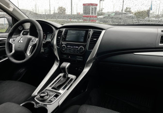 Подержанный автомобиль Mitsubishi Pajero Sport 2018 года (9 фото)