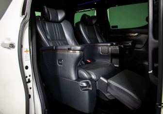 Подержанный автомобиль Toyota Alphard 2019 года (11 фото)