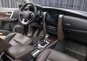 Подержанный автомобиль Toyota Fortuner 2018 года (11 фото)