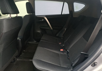 Подержанный автомобиль Toyota RAV4 2013 года (11 фото)