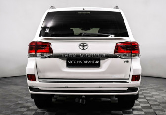Подержанный автомобиль Toyota Land Cruiser Suv 2011 года (5 фото)