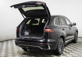 Подержанный автомобиль Geely Monjaro 2025 года (17 фото)