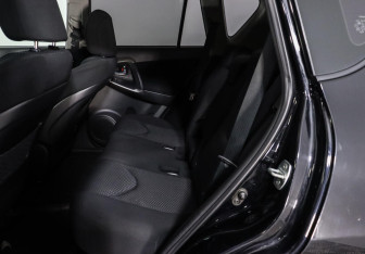 Подержанный автомобиль Toyota RAV4 2011 года (9 фото)