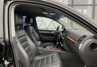 Подержанный автомобиль Volkswagen Touareg 2004 года (20 фото)