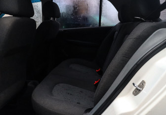 Подержанный автомобиль Skoda Fabia Hatchback 2001 года (10 фото)