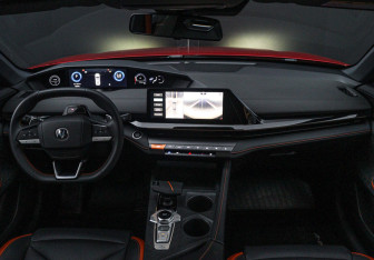 Подержанный автомобиль Changan UNI-V 2023 года (12 фото)