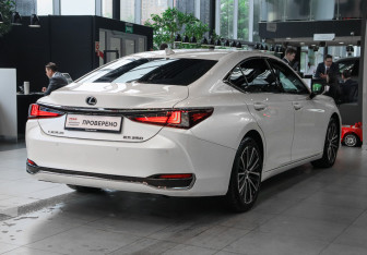 Подержанный автомобиль Lexus ES 2021 года (4 фото)