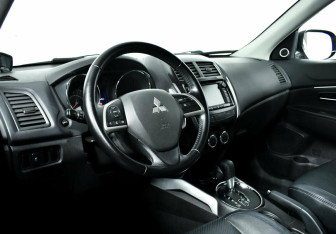 Подержанный автомобиль Mitsubishi ASX 2013 года (10 фото)