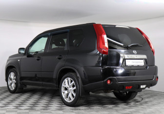 Подержанный автомобиль Nissan X-Trail 2011 года (7 фото)