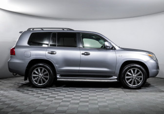 Подержанный автомобиль Lexus LX 2010 года (4 фото)
