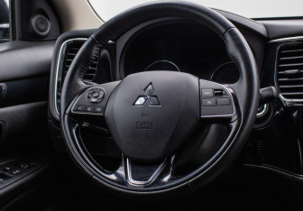 Подержанный автомобиль Mitsubishi Outlander 2019 года (15 фото)