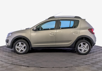 Подержанный автомобиль Renault Sandero 2016 года (8 фото)