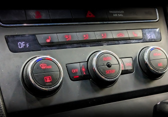 Подержанный автомобиль SEAT Leon Hatchback 2013 года (24 фото)