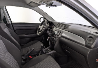 Подержанный автомобиль Suzuki Vitara 2016 года (13 фото)