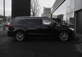 Подержанный автомобиль Kia Carnival 2020 года (4 фото)