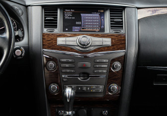 Подержанный автомобиль Nissan Patrol 2010 года (14 фото)