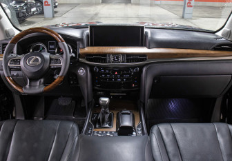 Подержанный автомобиль Lexus LX 2017 года (13 фото)