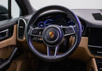 Подержанный автомобиль Porsche Cayenne 2020 года (15 фото)