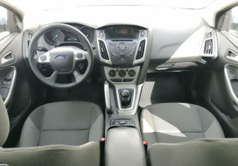 Подержанный автомобиль Ford Focus Sedan 2012 года (11 фото)