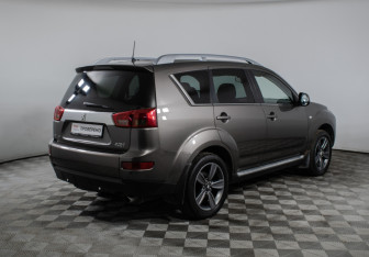 Подержанный автомобиль Peugeot 4007 2010 года (5 фото)