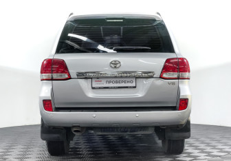 Подержанный автомобиль Toyota Land Cruiser Suv 2008 года (6 фото)