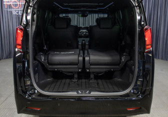 Подержанный автомобиль Toyota Alphard 2019 года (9 фото)