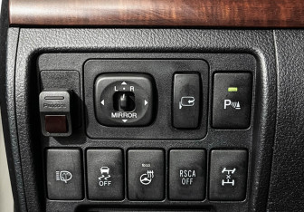 Подержанный автомобиль Toyota Land Cruiser Suv 2014 года (16 фото)