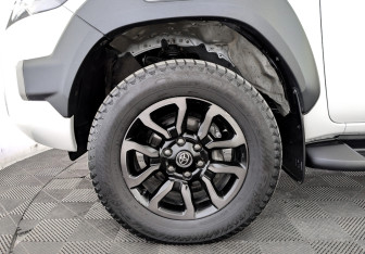 Подержанный автомобиль Toyota Hilux 2021 года (18 фото)