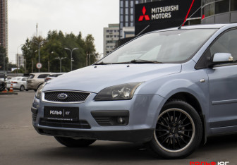 Подержанный автомобиль Ford Focus Sedan 2006 года (17 фото)