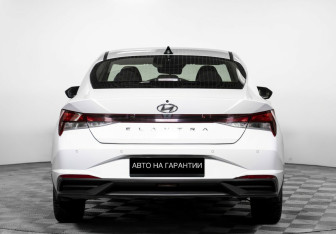 Подержанный автомобиль Hyundai Elantra Sedan 2021 года (6 фото)
