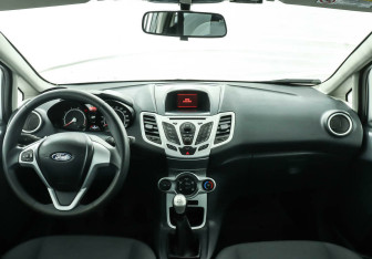 Подержанный автомобиль Ford Fiesta Hatchback 2012 года (7 фото)