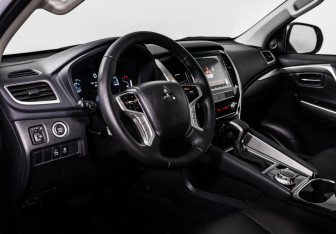 Подержанный автомобиль Mitsubishi Montero Sport 2021 года (12 фото)