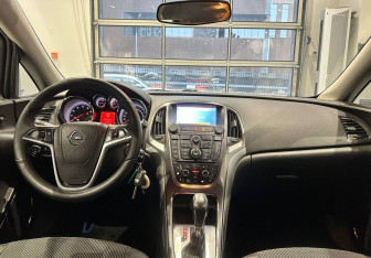 Подержанный автомобиль Opel Astra Hatchback 2012 года (15 фото)