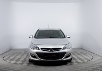 Подержанный автомобиль Opel Astra Sedan 2013 года (2 фото)