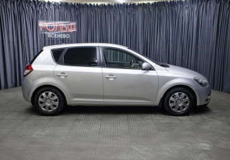 Подержанный автомобиль Kia Ceed Hatchback 2011 года (4 фото)