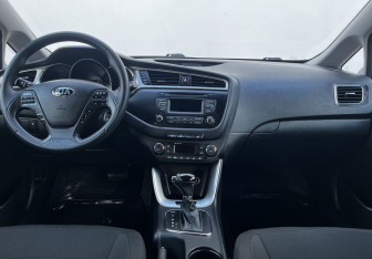 Подержанный автомобиль Kia Ceed Hatchback 2016 года (12 фото)