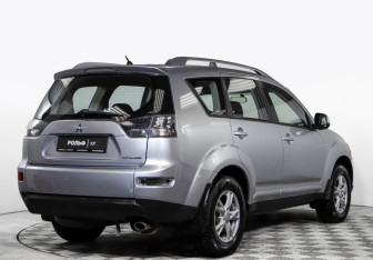 Подержанный автомобиль Mitsubishi Outlander 2008 года (4 фото)