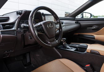 Подержанный автомобиль Lexus ES 2018 года (9 фото)