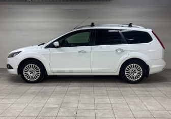 Подержанный автомобиль Ford Focus Wagon 2011 года (19 фото)