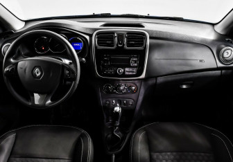 Подержанный автомобиль Renault Logan Sedan 2018 года (7 фото)