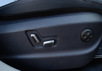 Подержанный автомобиль Hongqi HS5 2024 года (26 фото)