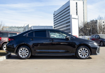 Подержанный автомобиль Toyota Corolla Sedan 2019 года (3 фото)